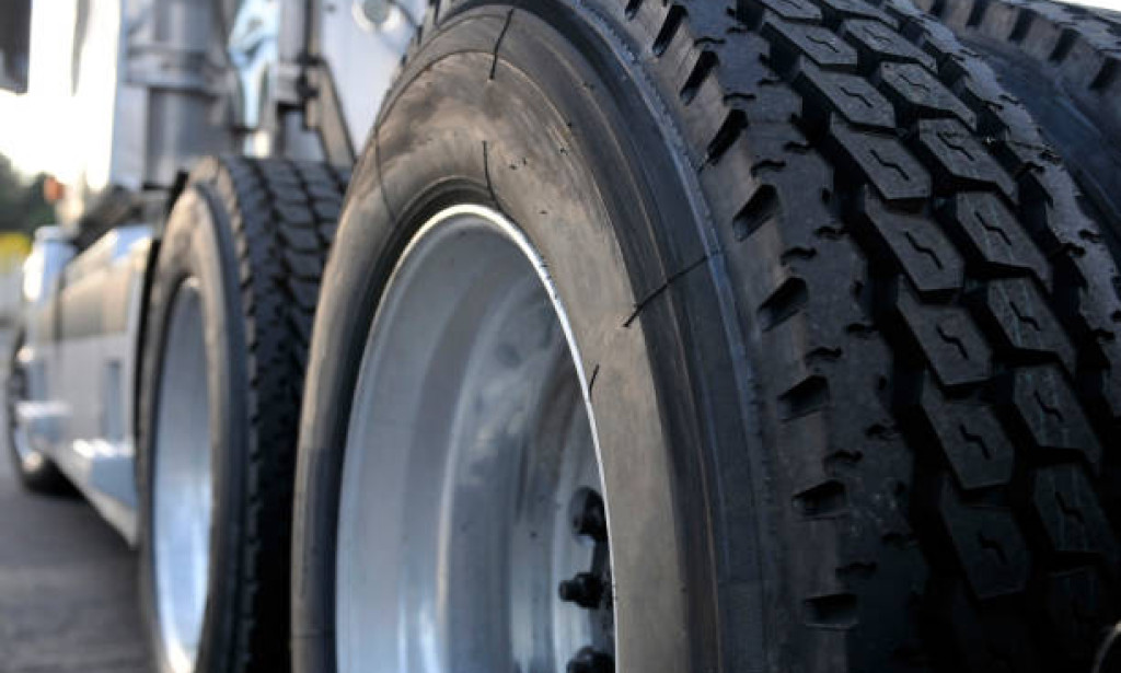 How to Choose the Best 18 Wheeler Tire for Long Hauls