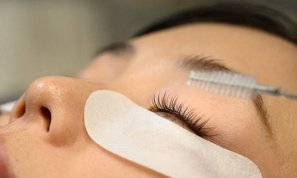 How Eyelash Services Improve Droopy Eyelash Looks