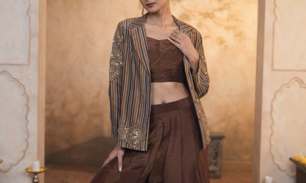How Do You Style an Indo Western Suit for Women Without Making Any Fashion Mistakes?