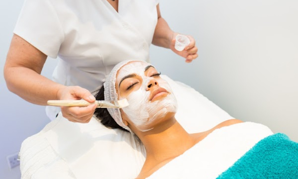 How Can a Deep Cleansing Facial Reduce Excess Facial Oil?