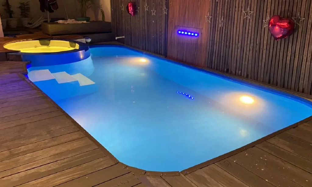 Who Manufactures Rooftop Swimming Pools and Commercial Spa Pools in India for Homes and Hotels?