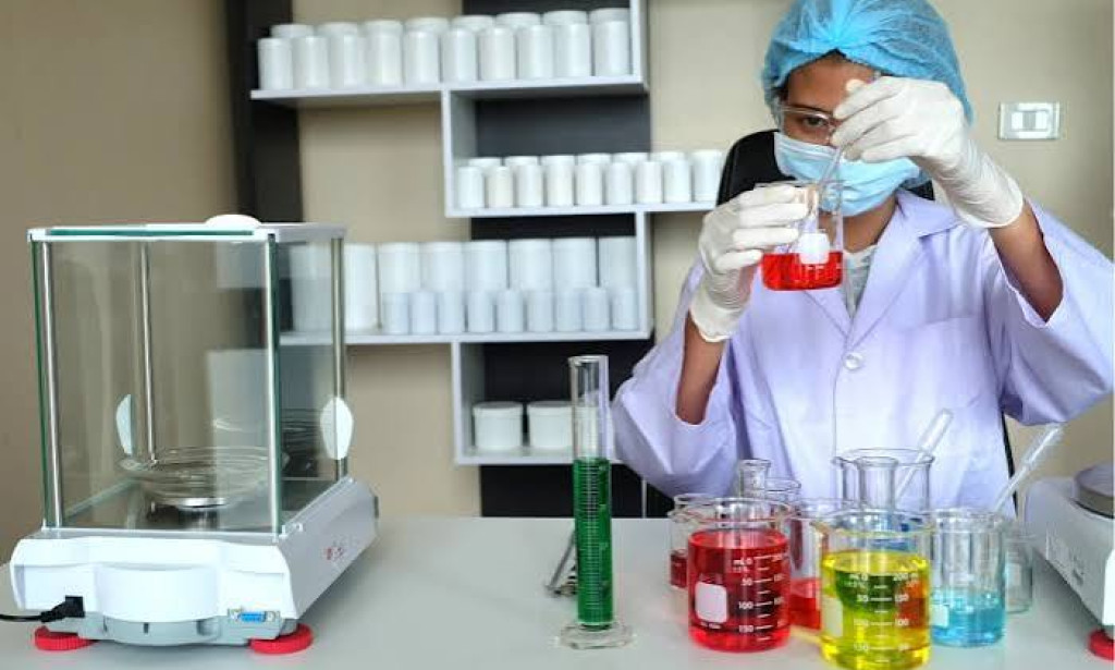 Top 7 Benefits of Enrolling in Medical Lab Technician Courses