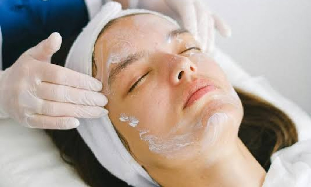 How Can the Best Deep Facial Cleansing Hydrate Dry Skin?